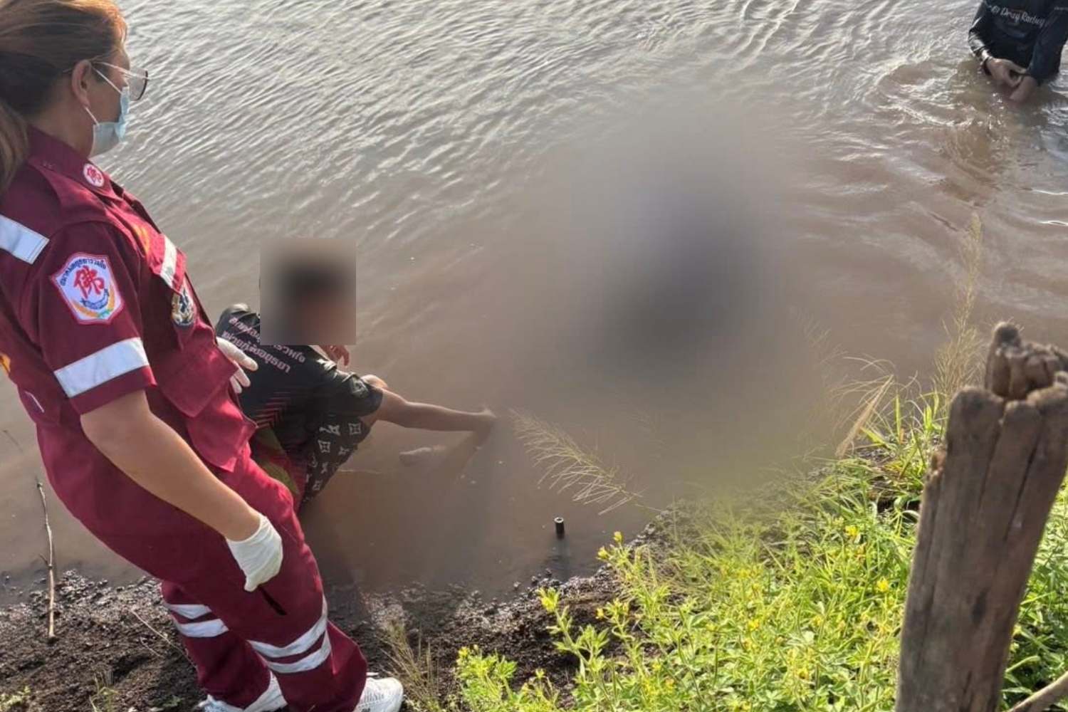 Тайное тело, об wrapped в ткани, найдено плавающим в канале Аюттхая