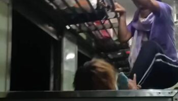 Тайская женщина пытается столкнуть попутчика с движущегося поезда