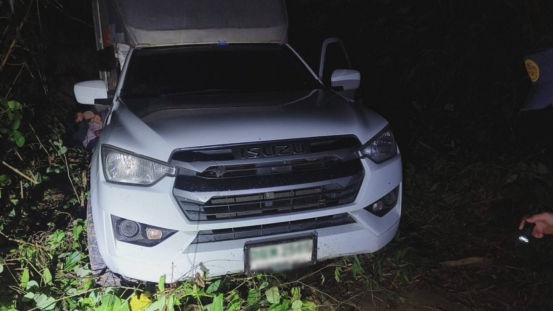 Тайская полиция предотвратила контрабанду мигрантов после того, как грузовик застрял в грязи