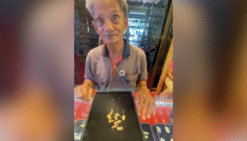 Тайский гробовщик продает золото, найденное после кремации