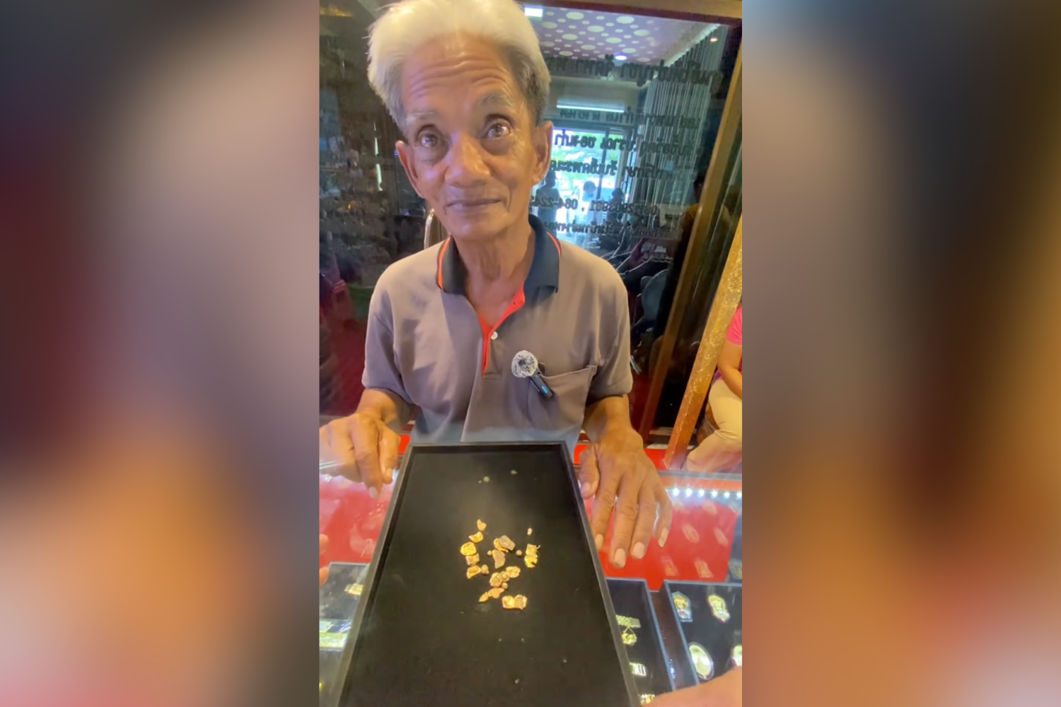 Тайский гробовщик продает золото, найденное после кремации