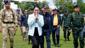 Тайский премьер-министр посещает войска, в то время как противники планируют новые протесты для ее свержения