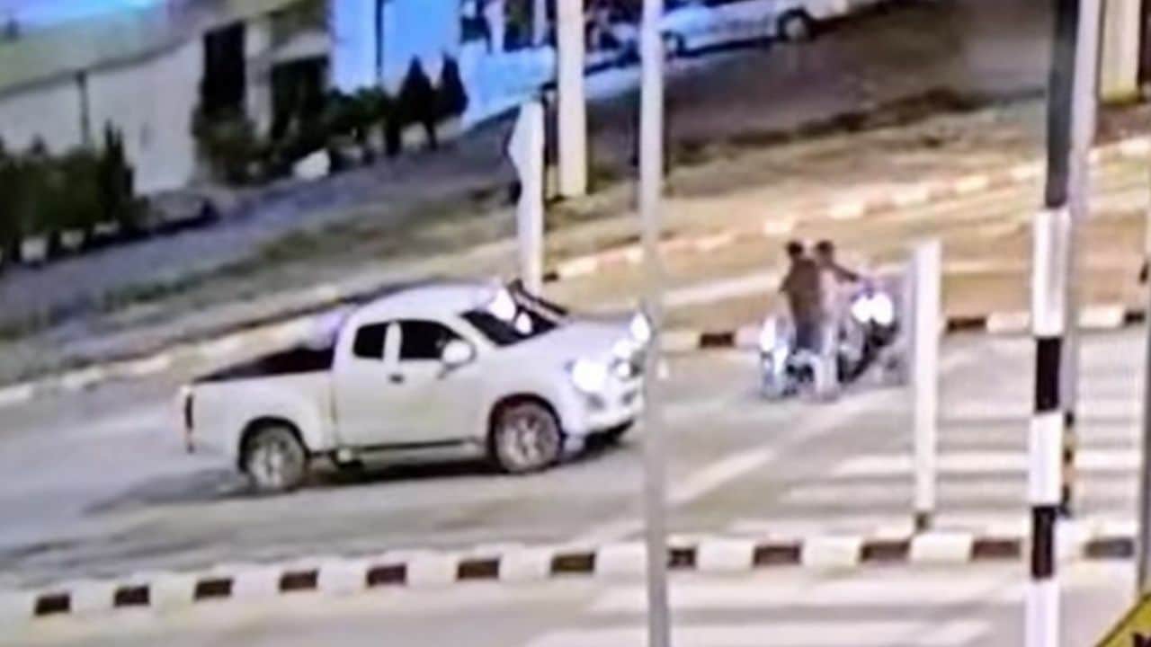 Тайца ударил незнакомец на дороге в Чиангмае