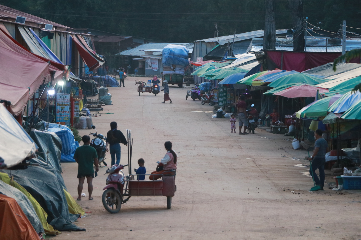 Тишина на ключевом тайско-камбоджийском пограничном пункте в Сурине