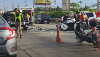 Трое погибли в лобовом столкновении на дороге Пхеткасем