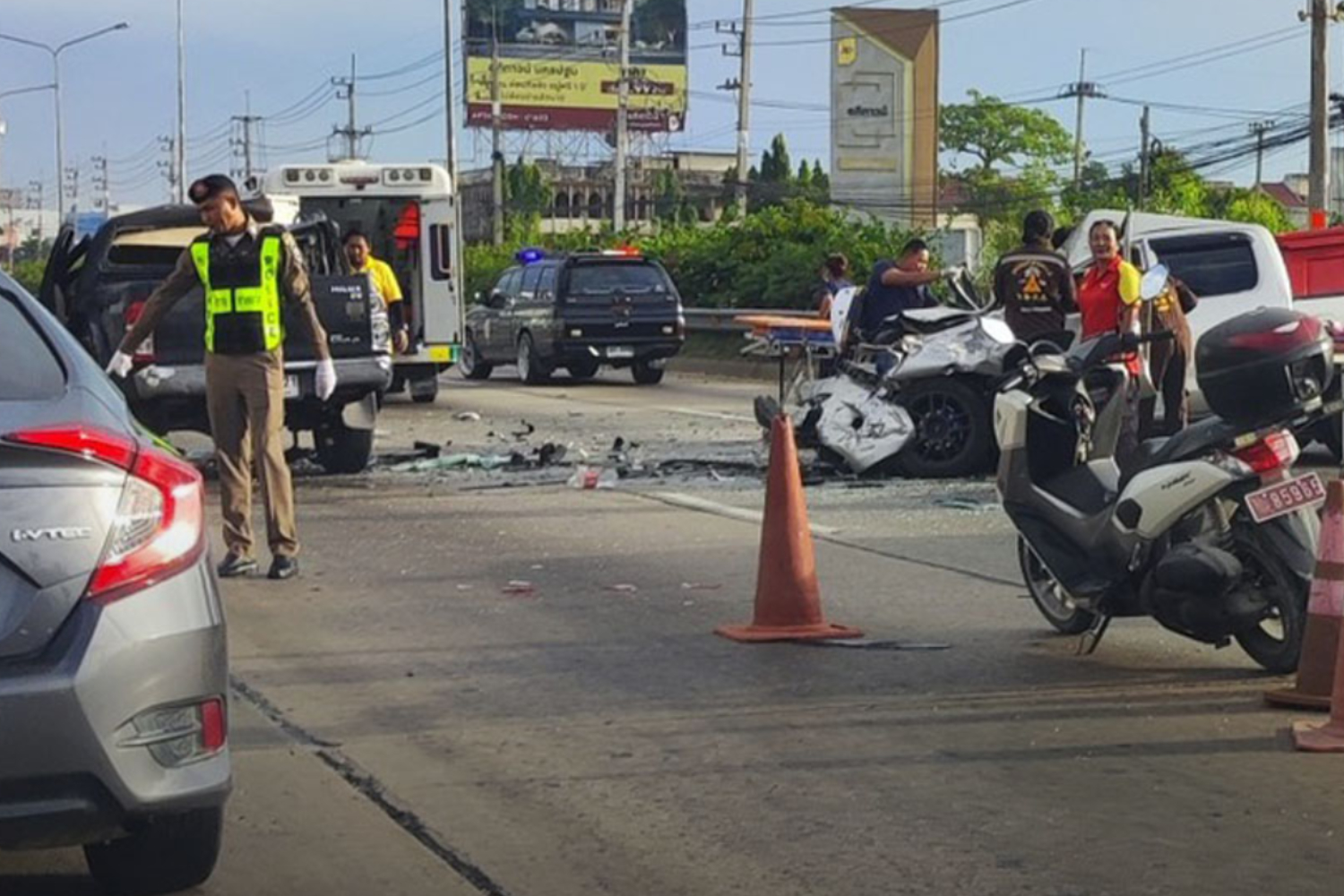 Трое погибли в лобовом столкновении на дороге Пхеткасем