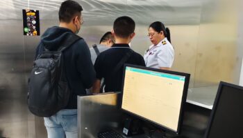 Трое тайваньцев, подозреваемых в мошенничестве, задержаны в аэропорту