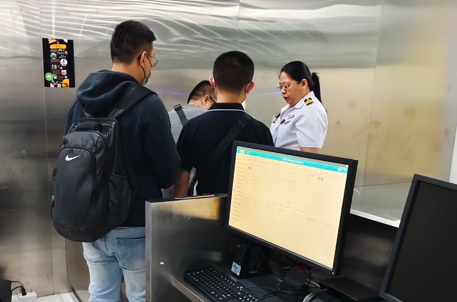 Трое тайваньцев, подозреваемых в мошенничестве, задержаны в аэропорту