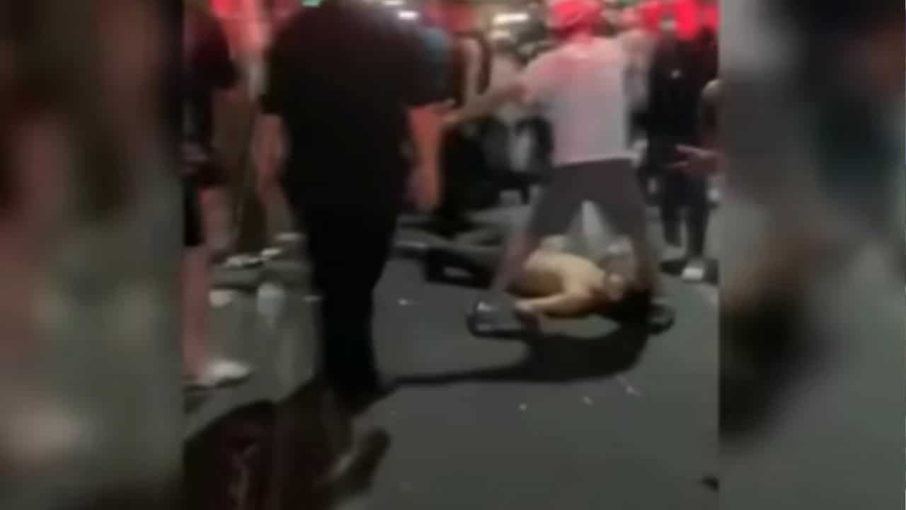 Туристы подверглись нападению на Патонге после того, как напали на местную жительницу (видео)