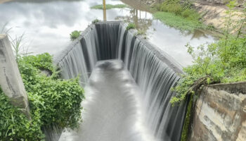 Туристы стекаются к водному занавесу Панг Саван на долгие выходные