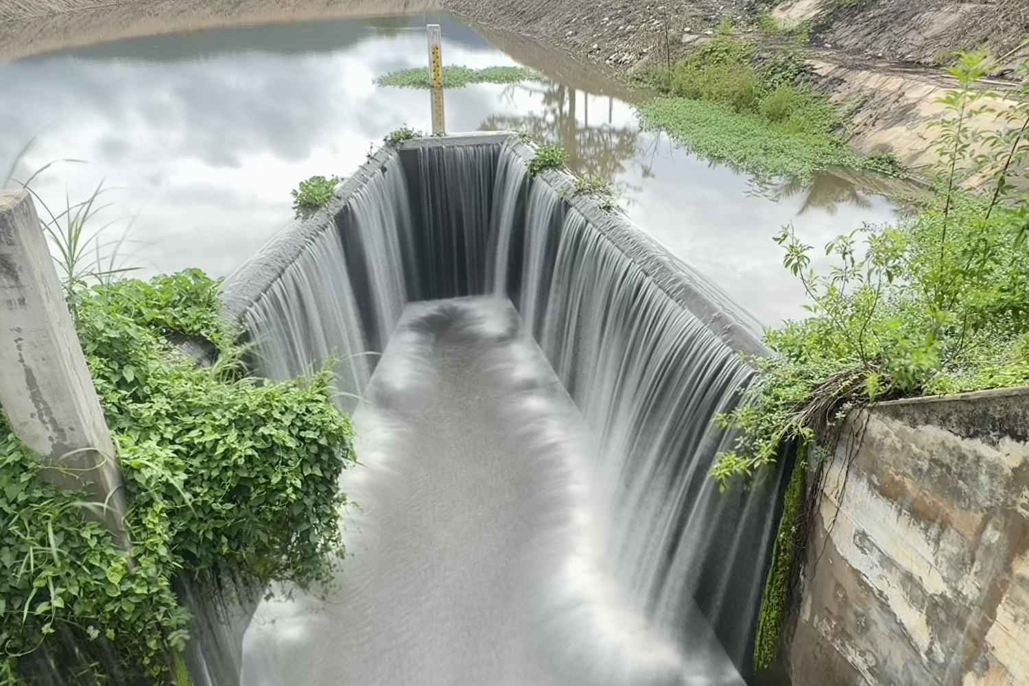 Туристы стекаются к водному занавесу Панг Саван на долгие выходные