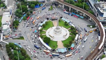 Тысячи протестуют в Бангкоке, требуют отставки премьер-министра Шинаватры