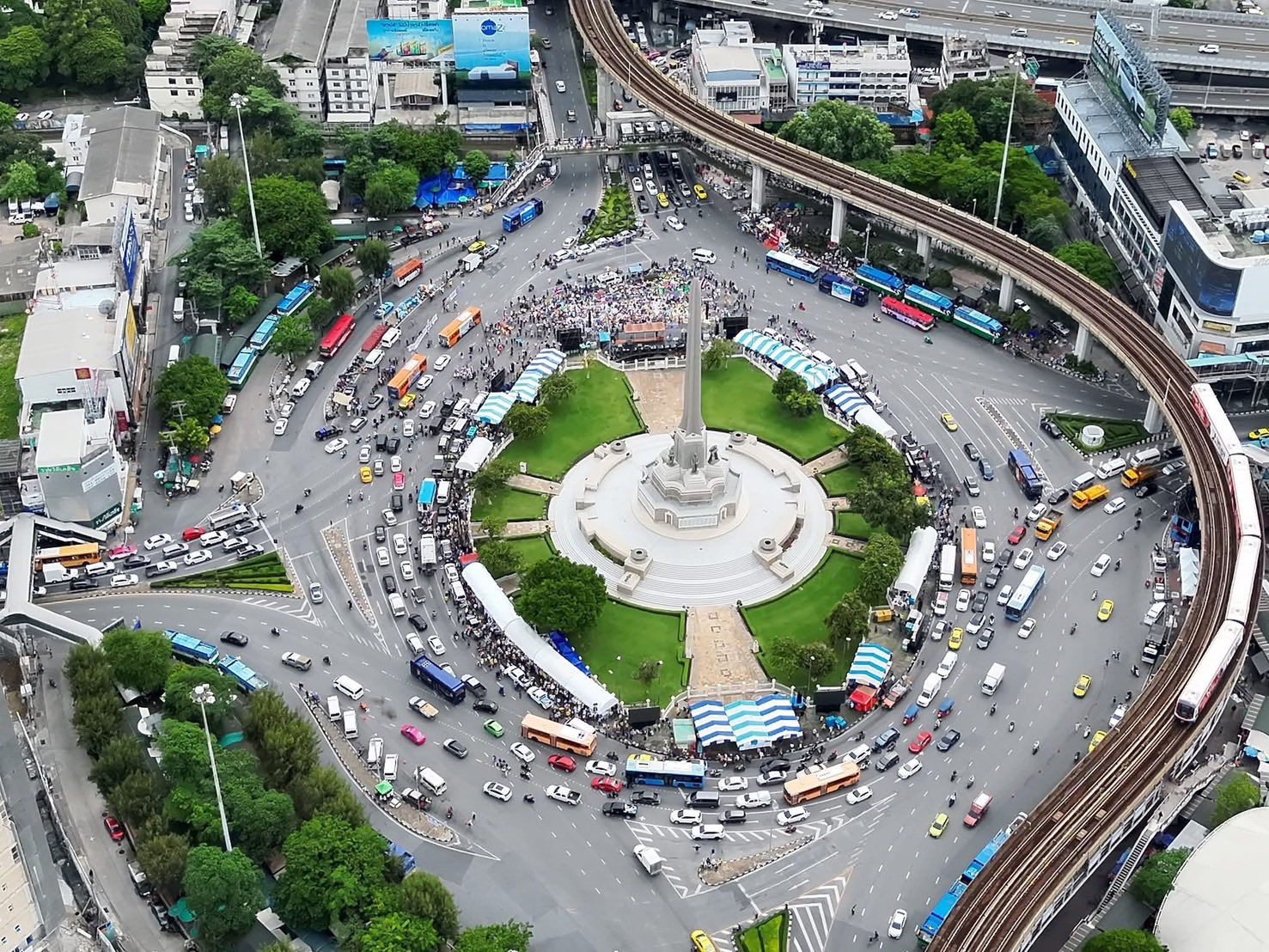 Тысячи протестуют в Бангкоке, требуют отставки премьер-министра Шинаватры