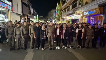 Уличная патрульная служба борется с развратом на улице Walking Street в Паттайе