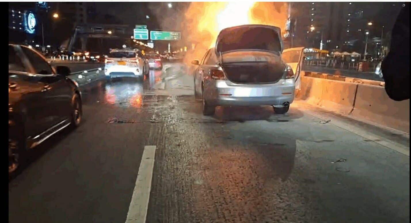 Час пик ад: Пожар в автомобиле вызывает хаос на дорогах Вибхавати (видео)