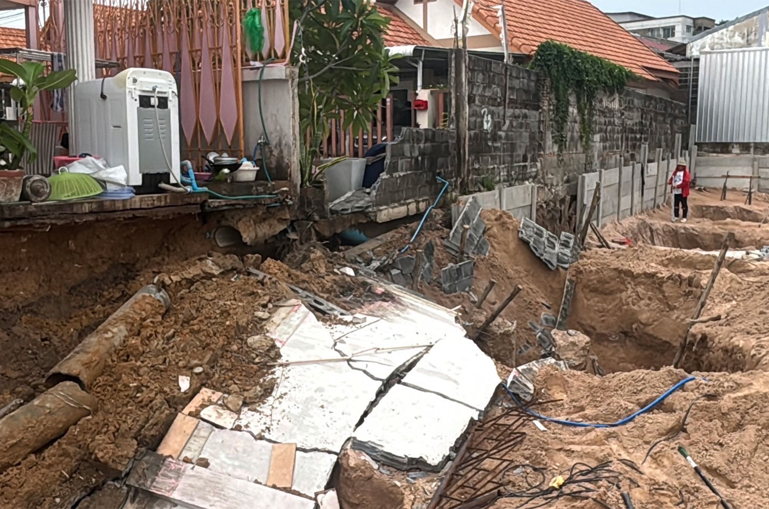 Четверо пострадали при обрушении стены в деревне Паттайя