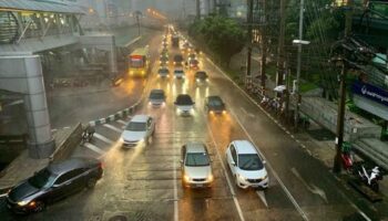 Чудовищные дожди, вздымающиеся волны на море и штормовые предупреждения обрушиваются на Таиланд