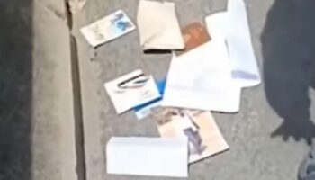 Шоссе Бангкока превращается в охоту за сокровищами после того, как деньги выпали из транспортного средства