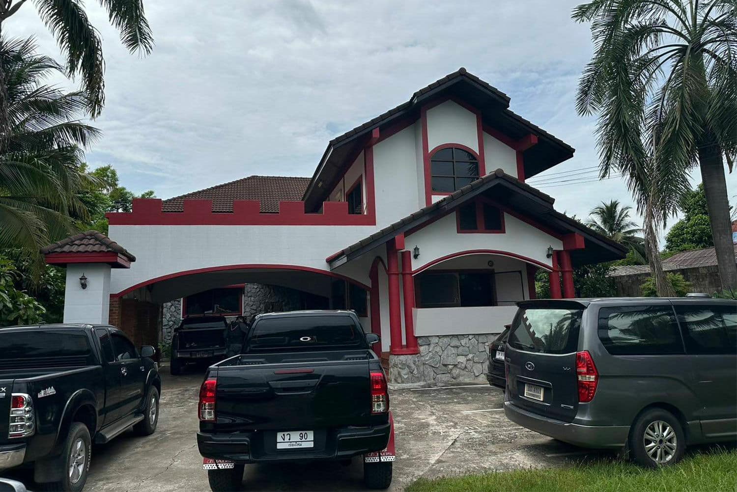 15 китайцев арестованы в северном Таиланде в результате рейда на роскошный дом за мошенничество