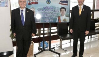 Австрийцы смотрят на рай Паттайи, пока мэр стелит красный ковер