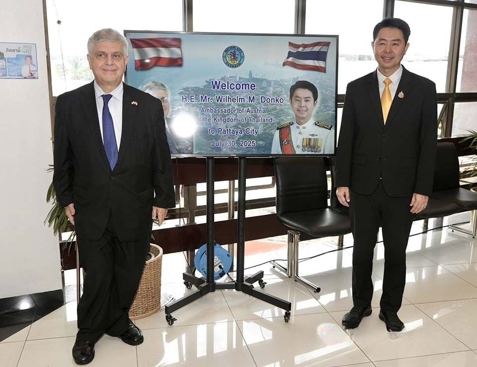 Австрийцы смотрят на рай Паттайи, пока мэр стелит красный ковер