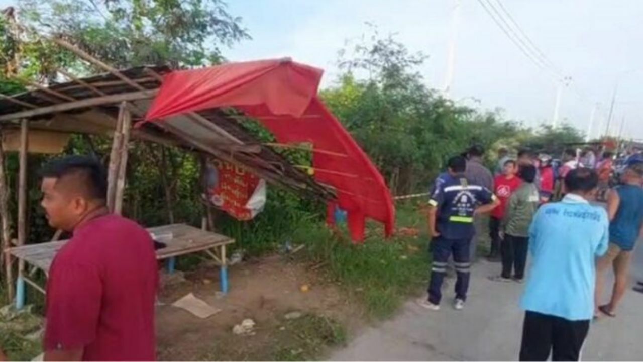 Автомобильная авария в Лопбури убила женщину на фруктовом киоске