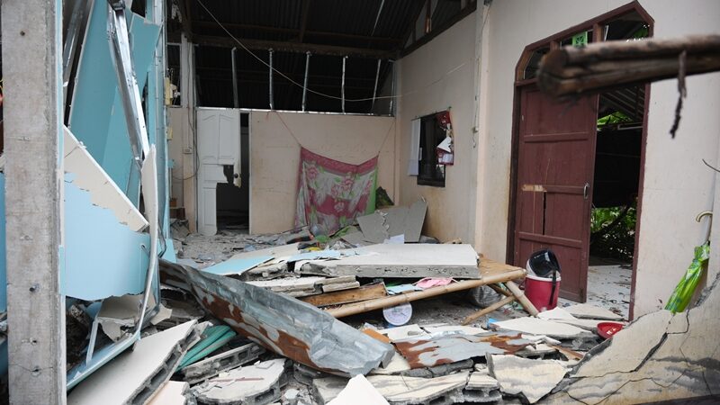 Артиллерийский обстрел повреждает дома в Убон Рачатхани, вызывает тревогу