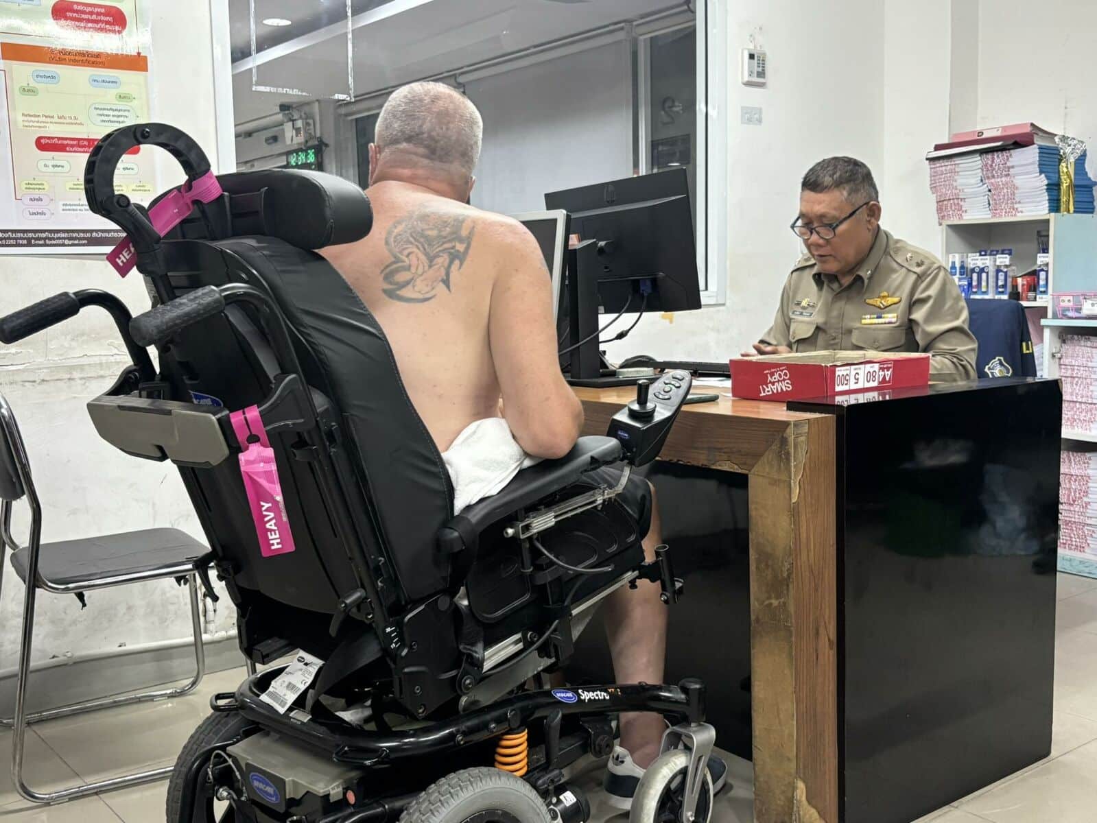 Бахт из ада: Британец в инвалидной коляске обманут барышнями из Паттайи