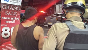 Беспечный сумасшедший с шлемом вызывает хаос в фастфуде Паттайи