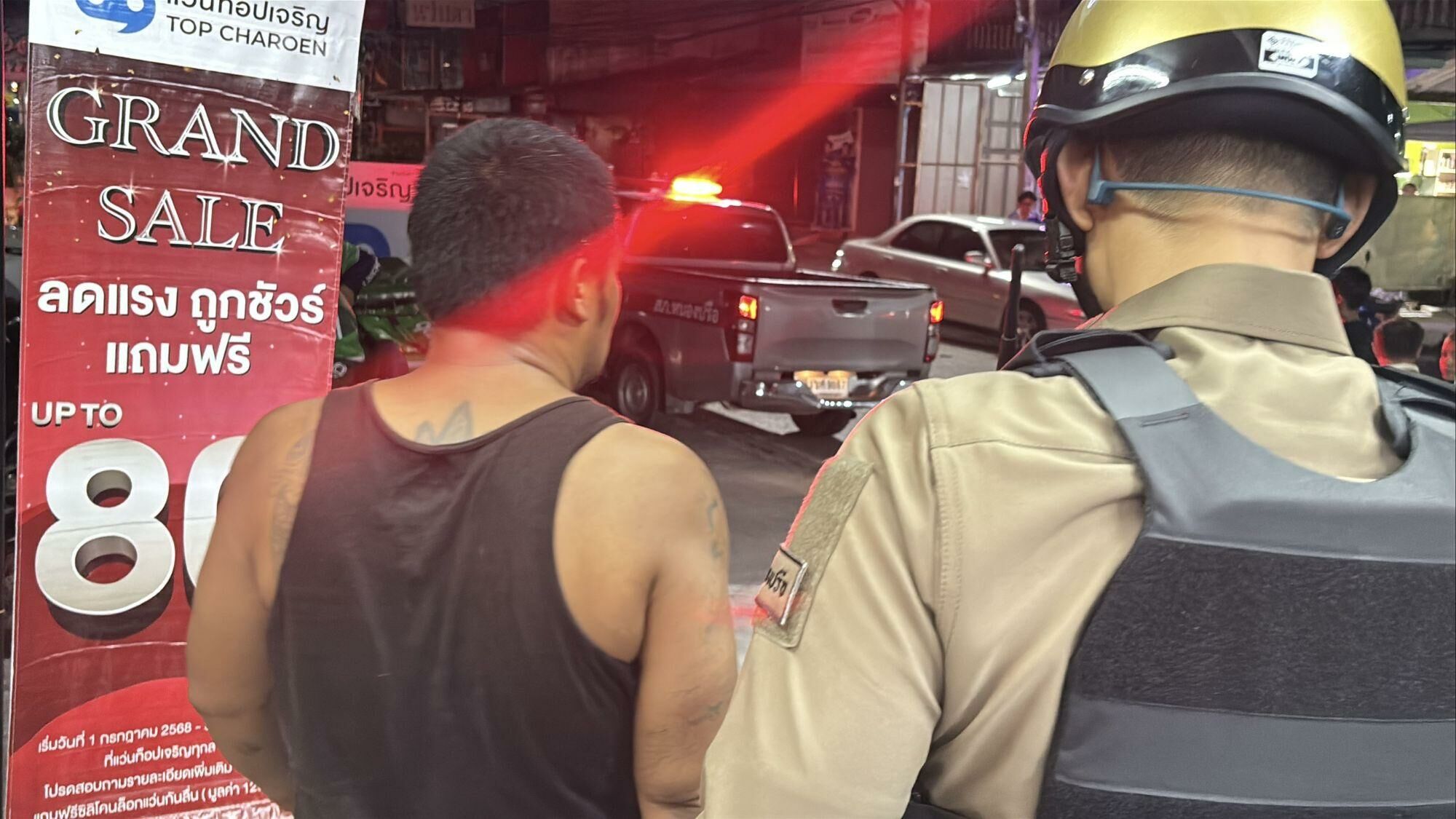 Беспечный сумасшедший с шлемом вызывает хаос в фастфуде Паттайи