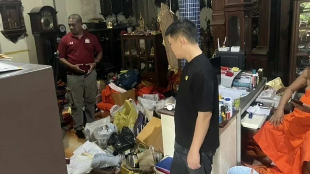 Богатство аббата Бангкока подвергнуто сомнению после того, как он сообщил о краже 23 миллионов бат.