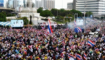 Большинство тайцев не интересуются политическими протестами, считают перевороты недемократичными — опрос Суан Дусит