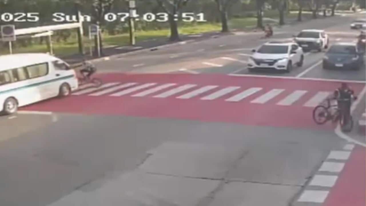 Ван сбивает велосипедиста на перекрестке в Бангкоке, пожилой мужчина получает травму (видео)