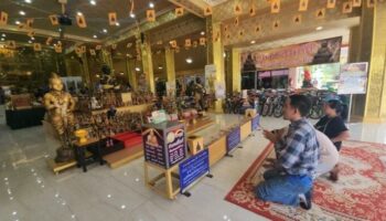 Владелец магазина в Рачабури ищет удачу в лотерее у духа храма