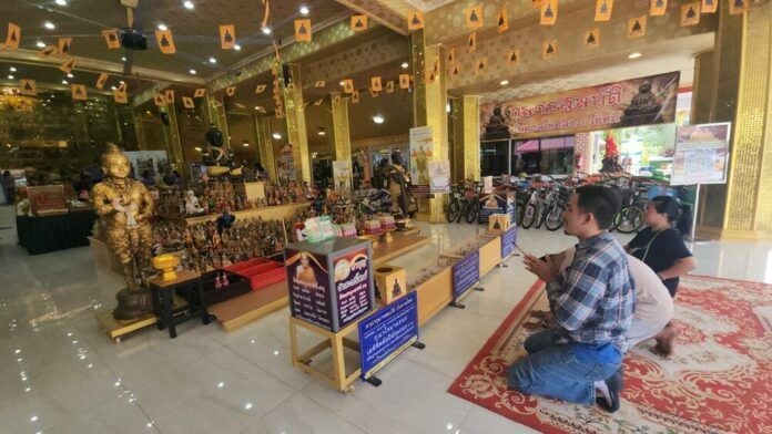 Владелец магазина в Рачабури ищет удачу в лотерее у духа храма