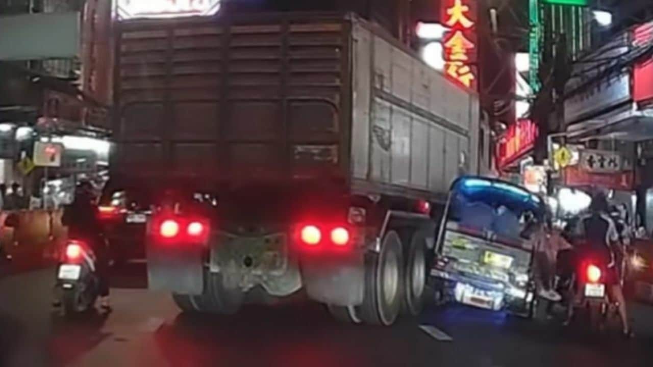 Водителей тук-туков и грузовиков вызвали после шокирующей аварии на Яоварате