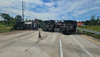 Водитель дремлет: хаос с 18-колесным грузовиком заблокировал шоссе в Чонбури