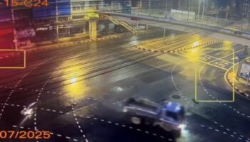 Грузовик проехал на красный свет, смертельно сбил тайского дорожного полицейского в Бангкоке (видео)