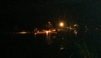 Два длинных лодки сталкиваются на реке Прачинбури, одна пропала