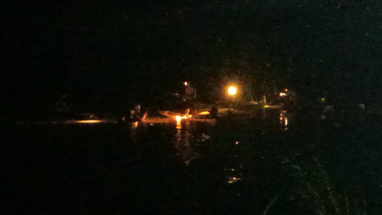 Два длинных лодки сталкиваются на реке Прачинбури, одна пропала