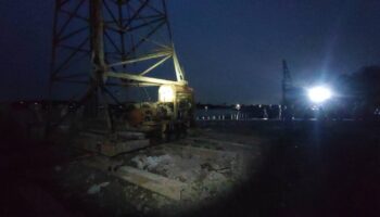 Два работника поразило электрическим током на строительстве дамбы в Патум-Тхани, Таиланд