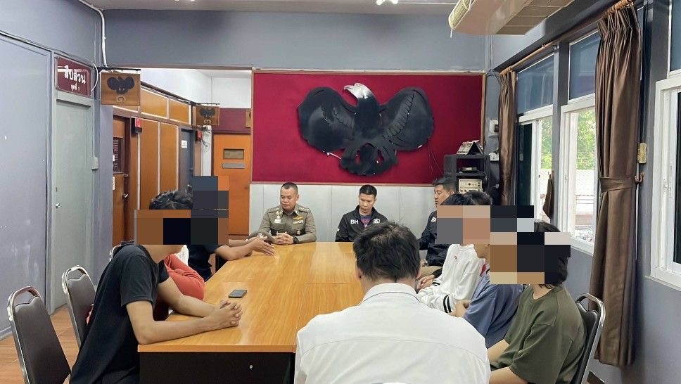 Девять сотрудников караоке обвинены в нападении на британского туриста в Чианг Мае