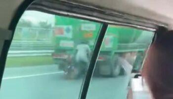 Дремлющий мотоциклист выживает после столкновения с грузовиком на автомагистрали