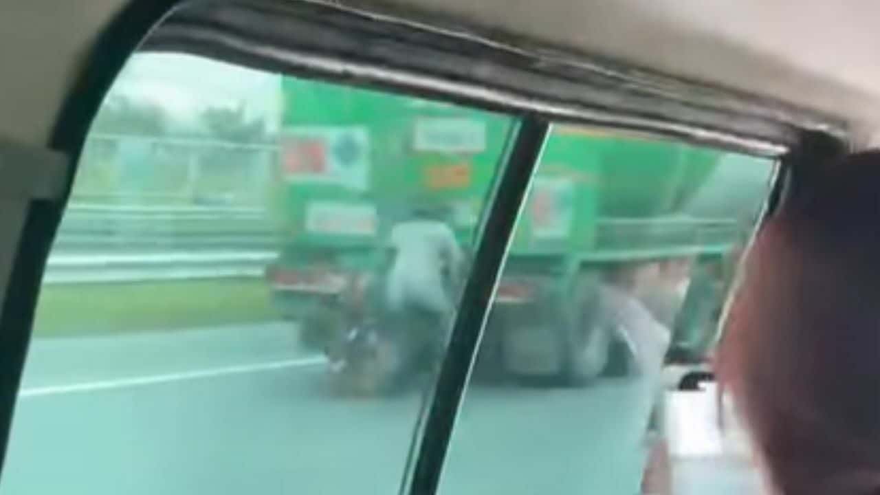 Дремлющий мотоциклист выживает после столкновения с грузовиком на автомагистрали