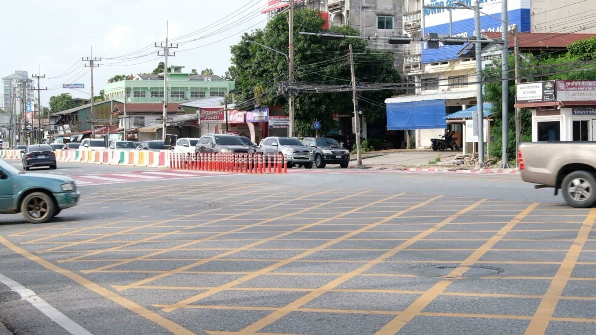 ДТП на переходе: бармен Паттайи получил синяки, когда нарушитель на красный светофор скрылся с места происшествия