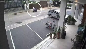 ДТП с мотоциклом в Паттайе из-за незакрытых ворот оставило двоих раненых