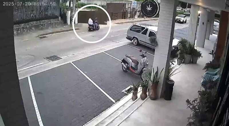 ДТП с мотоциклом в Паттайе из-за незакрытых ворот оставило двоих раненых