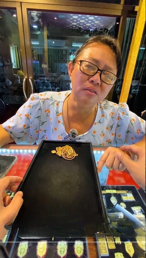 Женщина с нарушением слуха была вынуждена продать золото после мошенничества на 500 тысяч бат