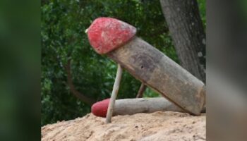 Жители Бурирам используют амулеты в форме пениса, чтобы защититься от allegedly черной магии из Камбоджи