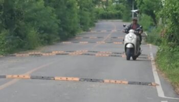 Жители Рачабури критикуют чиновников за 32 неудобные лежачие полицейские.